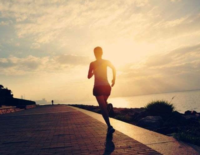 一个人晨跑图片，男子晨跑背影图片（早起晨练，一个人跑步）