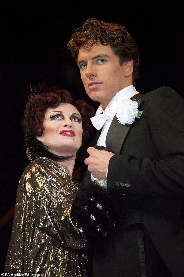 火炬木小组下载，英国最甜情侣是他俩（火炬木小组第一季在线下载）