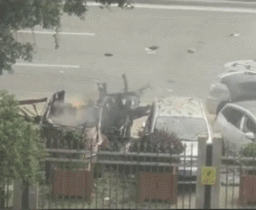 氦气气球为什么会爆炸，广州一高校门前小车突然爆炸变废铁