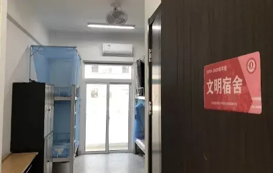 高中宿舍图片(普通高中宿舍图片)