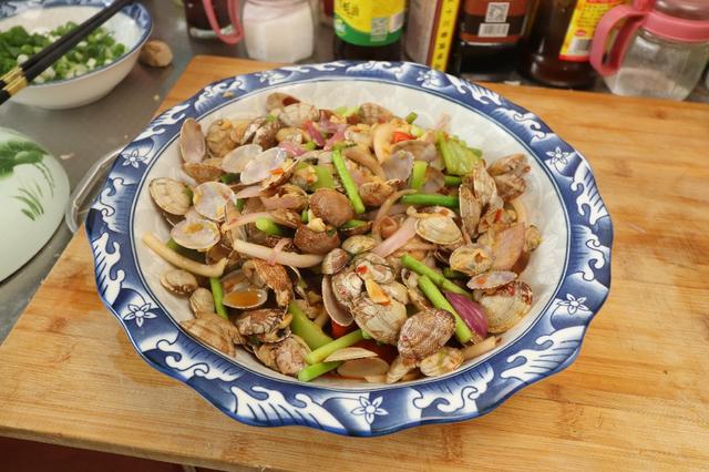 花蛤粉丝简单的做法，媳妇在家秘制花蛤粉丝煲