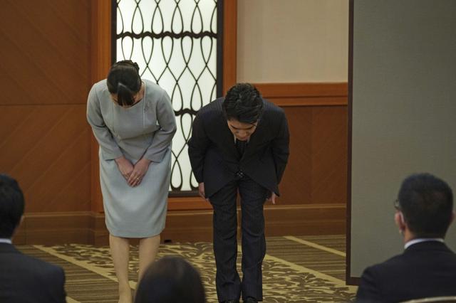 西村理香,十二歳の砂时计的内容简介(在新婚记者会不断鞠躬道歉的小室