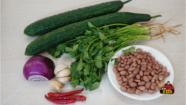 洋葱黄瓜凉拌的做法，凉拌洋葱黄瓜的做法（教你美味的拍黄瓜做法）