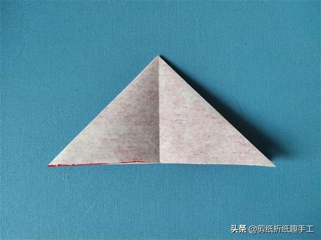 简易剪纸花-先折纸！，花用折纸怎么剪（分享漂亮的手帕剪纸）