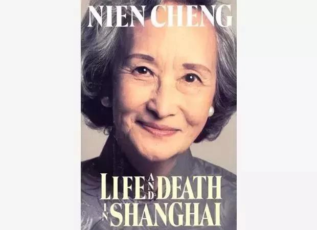 书架背景图 生活在阴沟里依然有向往星空的权利，书架背景图片超清（90岁依旧如同女王）