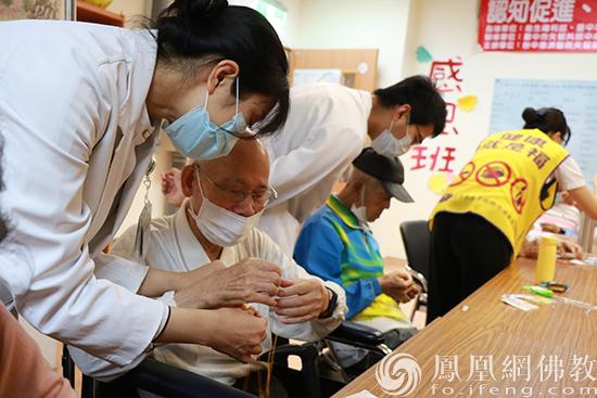 端午节香包如何制作，端午节香包制作方法（慈济教大家用中药材制作端午香包）
