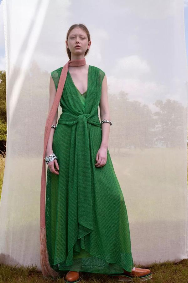 丝巾的18种系法，小丝巾的系法（丝巾12种另类系法）