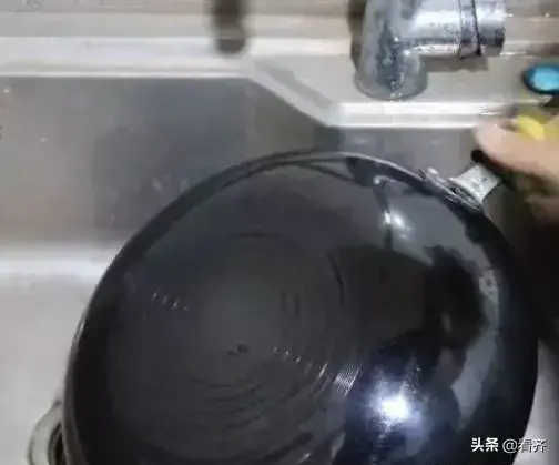 锅外面的陈年黑垢去除，锅底黑垢怎么清除8个小妙招（锅底长黑垢又厚又脏撒点“它”黑垢轻松除锅底锃亮如新）