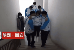 团宠是什么意思，团宠体质是什么意思（全年级男生每天组队守护她…）