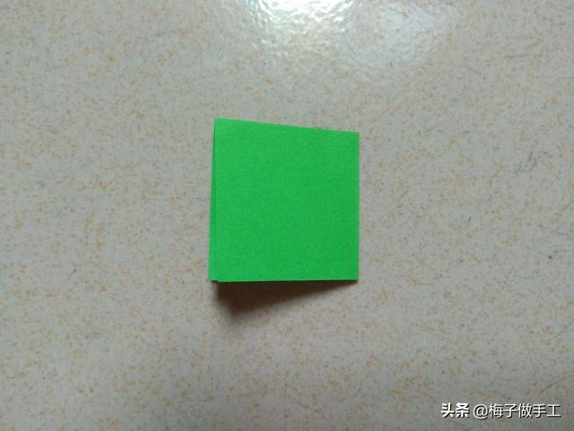 用卡纸做玫瑰花，简单又好看的手工折纸玫瑰花（梅子教你DIY玫瑰花折纸）