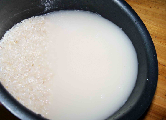 洗米水怎么处理才达标排放，洗米水能杀菌吗（就先将淘米水、菜叶子制作成肥料吧）