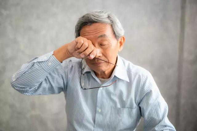 长时间玩手机的危害有哪些，长时间玩手机对大脑有哪些危害（  玩手机时间太久有哪些危害）
