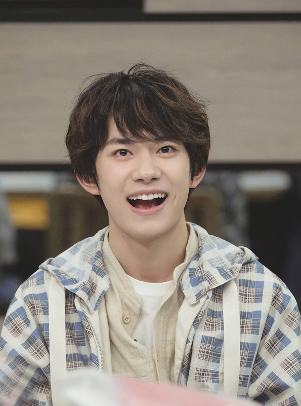 王源腹肌图片,王源腹肌照片高清原图(王源却健身练出8块腹肌)