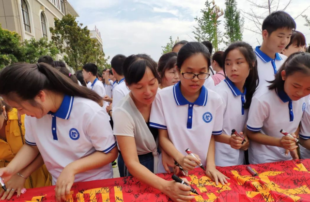 高考励志标语，高考励志标语条幅霸气接地气（硬核“高考标语条幅”走红）