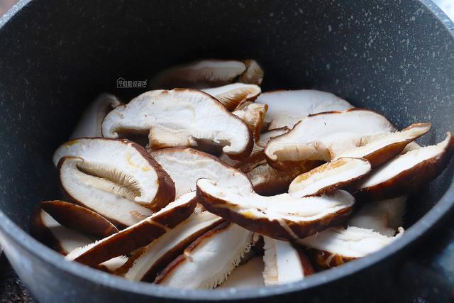 香菇需要焯水吗，新鲜的香菇需要焯水吗（香菇千万不能焯水）
