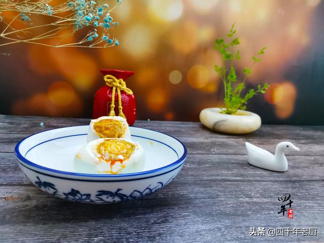 怎样做盐蛋又不咸又有油，怎样做盐蛋又不咸又有油味（干腌法不加1滴水）