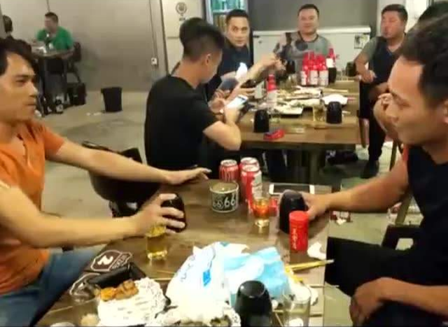 酒吧骰子怎么玩新手详细教程，酒吧摇骰子怎么玩（酒桌上常见的小游戏）