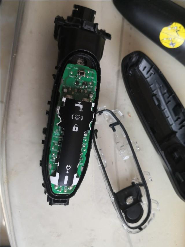 电池老化的剃须刀更换电池，剃须刀电池坏了（飞利浦剃须刀s5000更换电池起死回生）