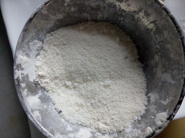 油炸糕怎么和面，油炸糕的面怎么和如何和面才松软（面粉搅一搅扔进油锅就好）