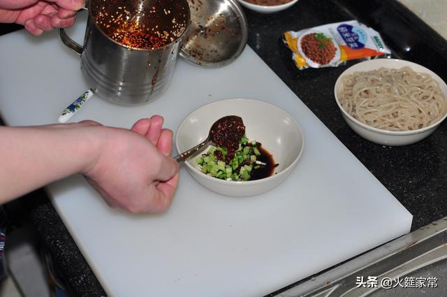 酸辣粉粉丝的家常做法，用最简单的材料做一碗香喷喷的酸辣粉