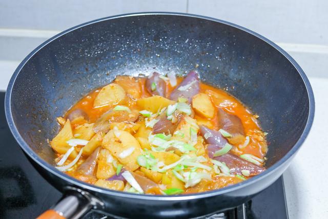 土豆炖茄子的做法，土豆炖茄子的家常做法（好吃又下饭的诀窍告诉你）
