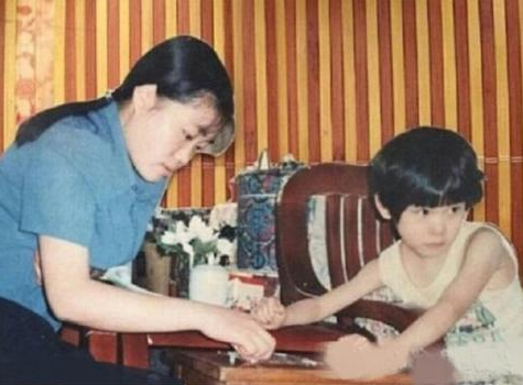 奶茶妹妹章泽天，奶茶妹妹章泽天近照曝光（“奶茶妹妹”章泽天的上位史）