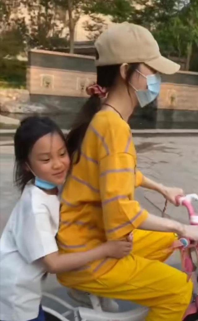 李小璐多大年纪，李小璐多大（38岁李小璐骑儿童车扮嫩）