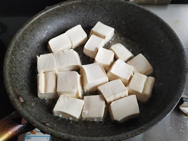 家常胖头鱼炖豆腐，豆腐和鱼是绝佳搭档