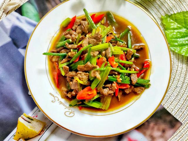 芹菜炒牛肉的做法，泡椒芹菜炒牛肉的做法（芹菜炒牛肉：芹菜脆嫩多汁）