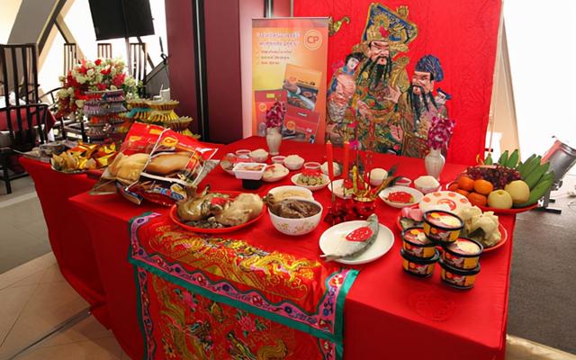 按照我们的传统习俗,到了除夕大多家里都会请去世的老人回家过年,这