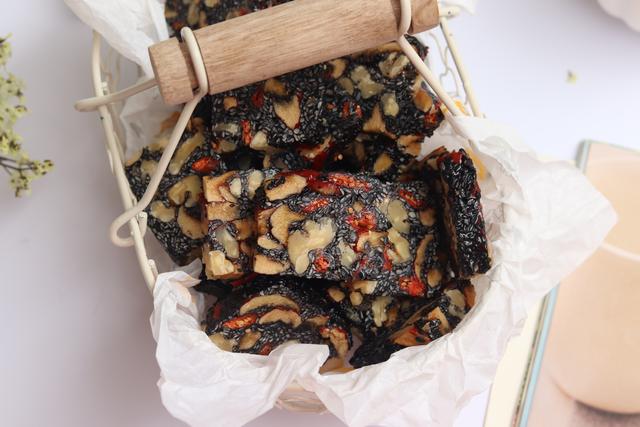 简单阿胶糕做法，简易阿胶糕的做法（过年招待亲朋好友准没错）