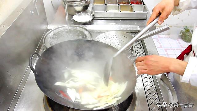 茭白怎么做好吃，茭白怎么做既简单又好吃！（饭店大厨教你茭白炒肉的家常做法）