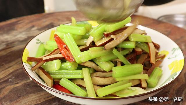 芹菜炒香干的做法，芹菜炒香干的做法的手抄报（上桌比荤菜更受欢迎）