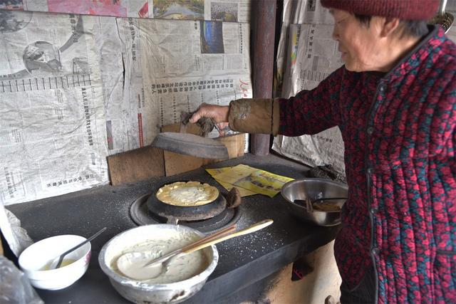 烙煎饼的方法，煎烙饼的做法大全图解窍门（河南大妈用小米烙煎饼）