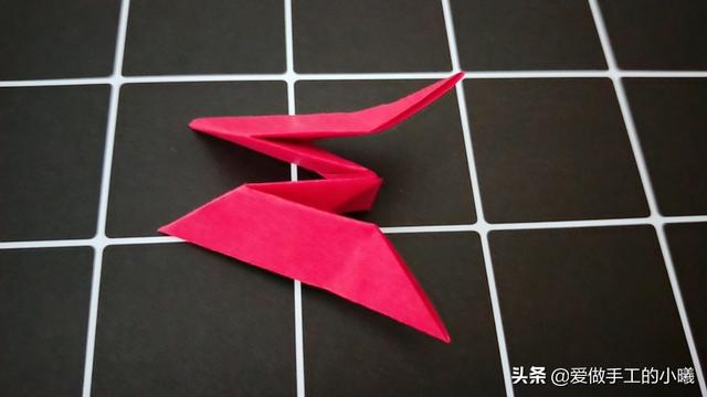 叠五角星的步骤图片，怎样折五角星方法图解（用彩纸折个立体五角星）