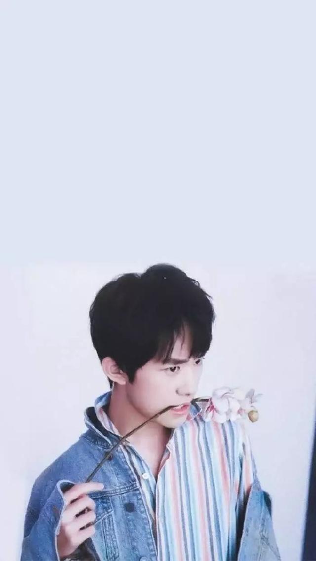 一组易烊千玺超拽帅气的高清图片   千纸鹤们在哪里呢，易烊千玺帅气的图片大全 霸气（有没有的千纸鹤在线签收呀）