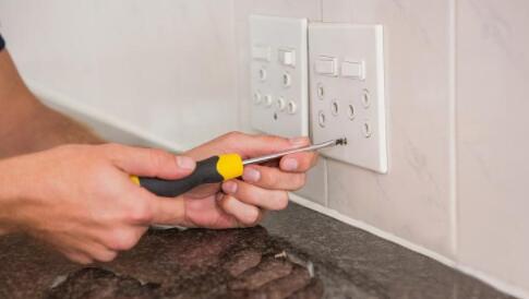 家电维修安全插座怎么安装 家里的插座烧坏了怎么办？资深老电工手把手教你正确安装开关插座