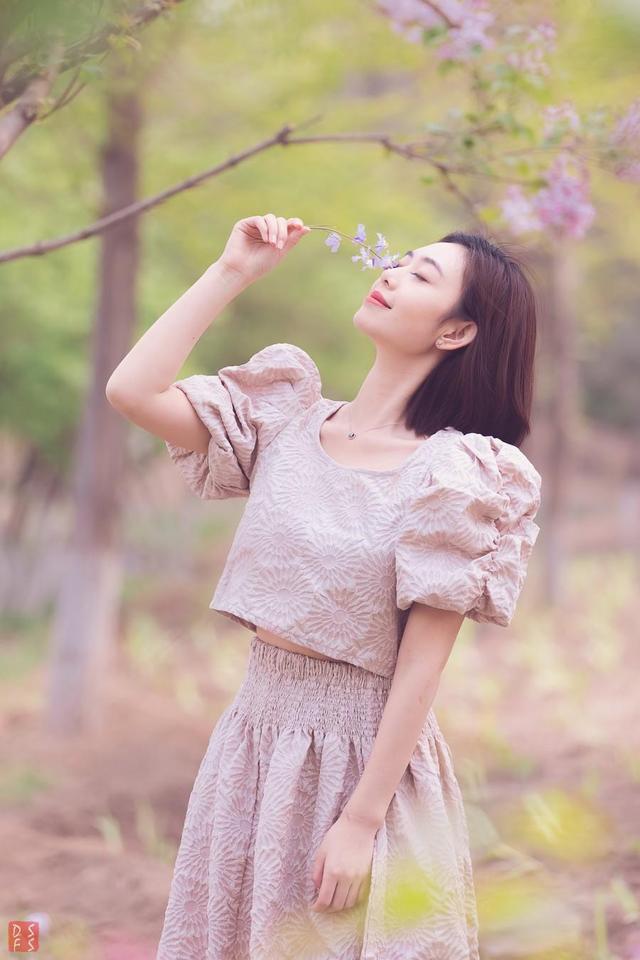 记住12个拍照姿势动作，拍照动作叫什么POS（经典好看的8个拍照姿势）