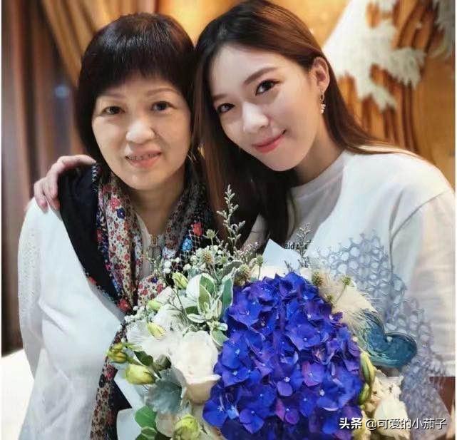 女人梦见飞蛾什么预兆，梦见飞蛾是什么寓意（黄日华太太出殡日期确定）