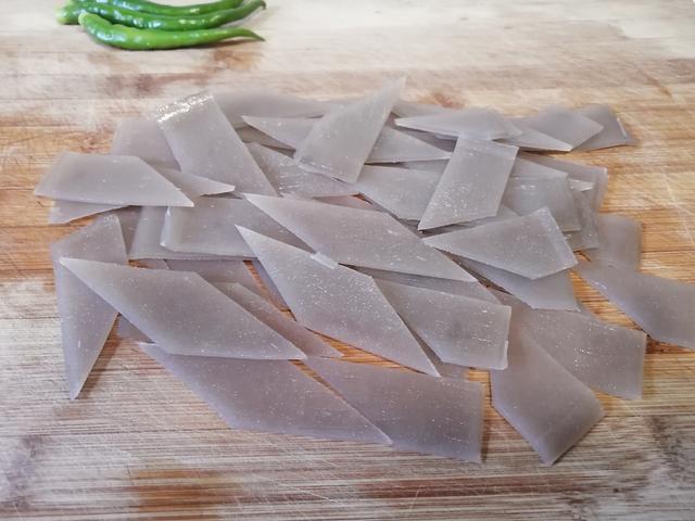 苕皮怎么做好吃，苕皮的做法（真心觉得比肉还好吃）