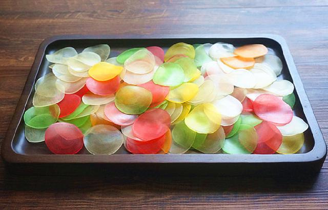 虾片为什么像塑料，彩色虾片有毒吗（却是很多80后童年爱吃的美食）