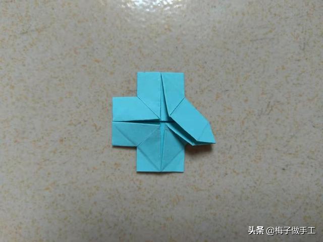 省空间的裤子折法，折裤子最省空间的折法（衣服和裤子怎么折最简单）