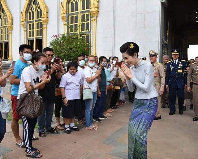 莫尼列太后是什么样的人，84岁柬埔寨太后一身白衣参加葬礼