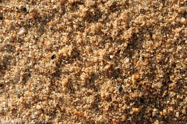 鱼缸底部铺什么好，鱼缸底部铺卵石养什么鱼（如何挑选一个合适自己的鱼缸）