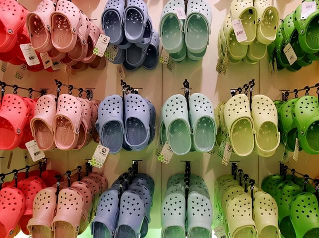 crocs是什么牌子，crocs是什么牌子女包（史上最丑鞋王，为何突然爆火）