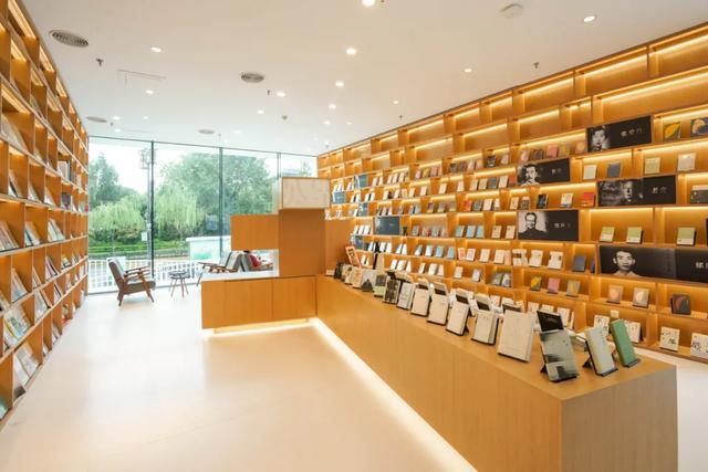 附近书店在哪个位置离我最近，离这里最近的文具店（厦门这些“有颜有料”的书店）