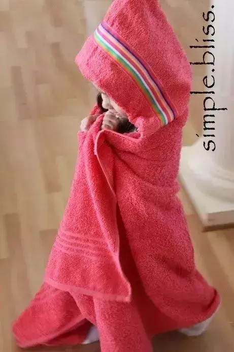 毛巾帽子折叠方法，毛巾折浴帽的简单叠法（教你巧变改造实用的连帽浴袍）