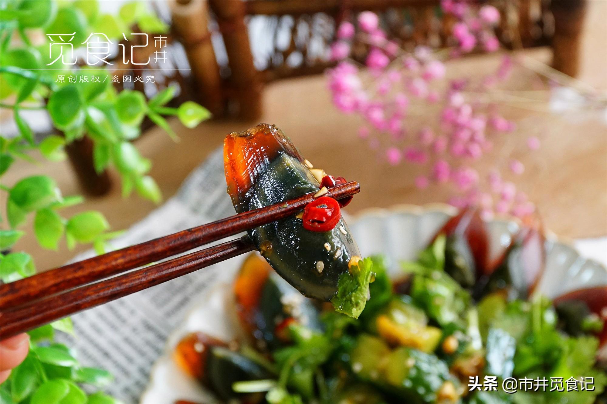 怎样做美味的凉拌松花蛋豆腐干黄瓜，豆腐和松花蛋凉拌菜怎么做（秋天最爱这道凉拌菜）