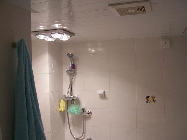 卫生间浴霸灯暖和风暖哪个好，浴霸灯暖和风暖哪个好（想要舒适选风暖）