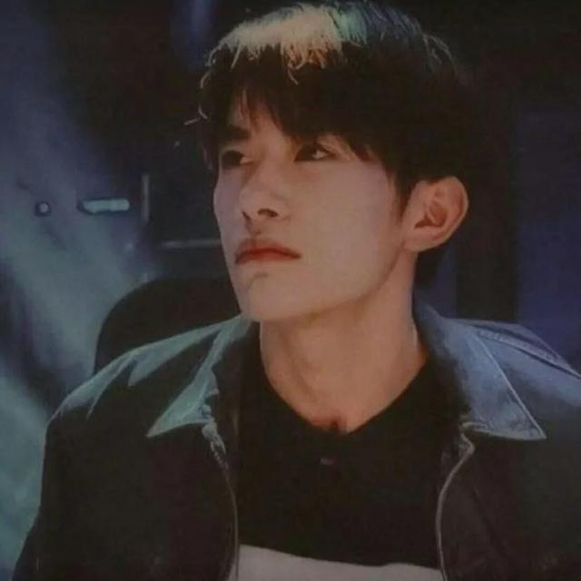 易烊千玺的星座，易烊千玺星座头像微信（收集近期绝绝子的易烊千玺头像）
